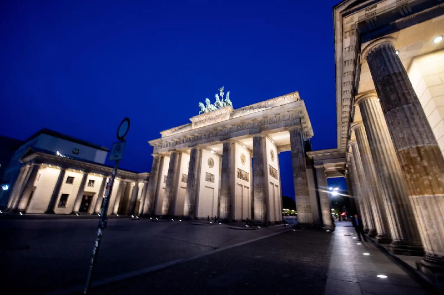 بوابة براندنبرغ وساحة باريزر في برلين (إ.ب.أ)