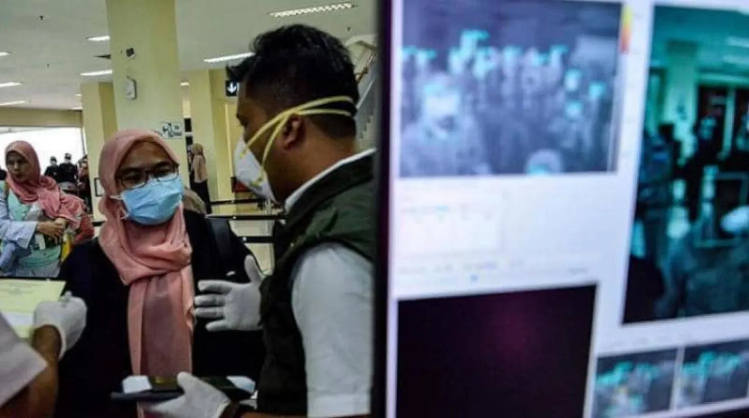 أطباء سودانيون يفحصون مصابي «كورونا» (الشرق الأوسط)