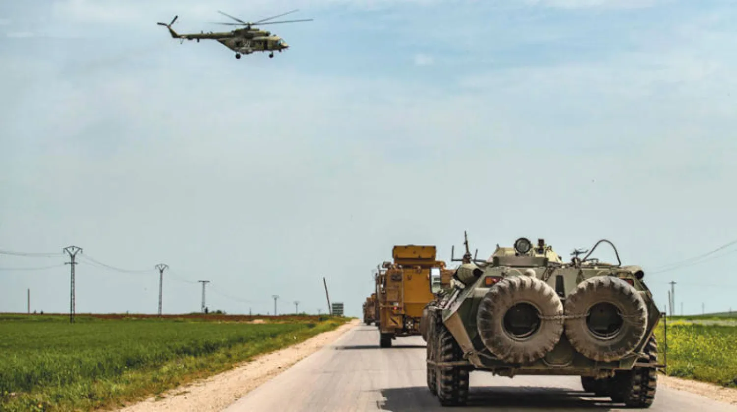 مروحية روسية تحلق فوق دورية بمشاركة تركية قرب الدرباسية شمال شرقي سوريا (أ.ف.ب)