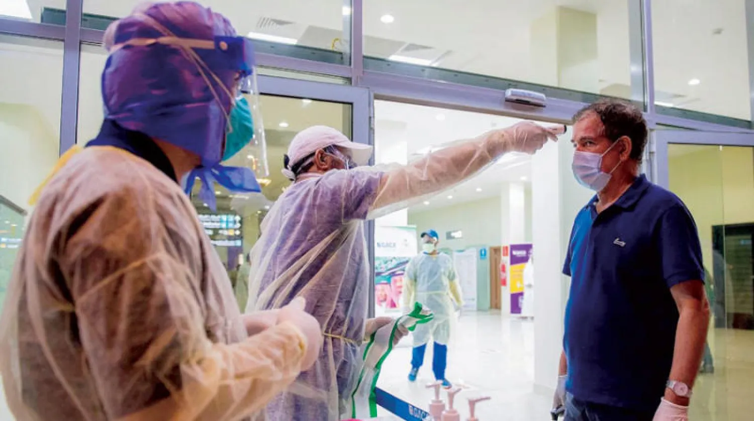 جانب من وصول أولى الرحلات المخصصة لعودة المواطنين السعوديين من العاصمة النمساوية فيينا إلى مطار الأمير نايف بن عبد العزيز الدولي بالقصيم (واس)