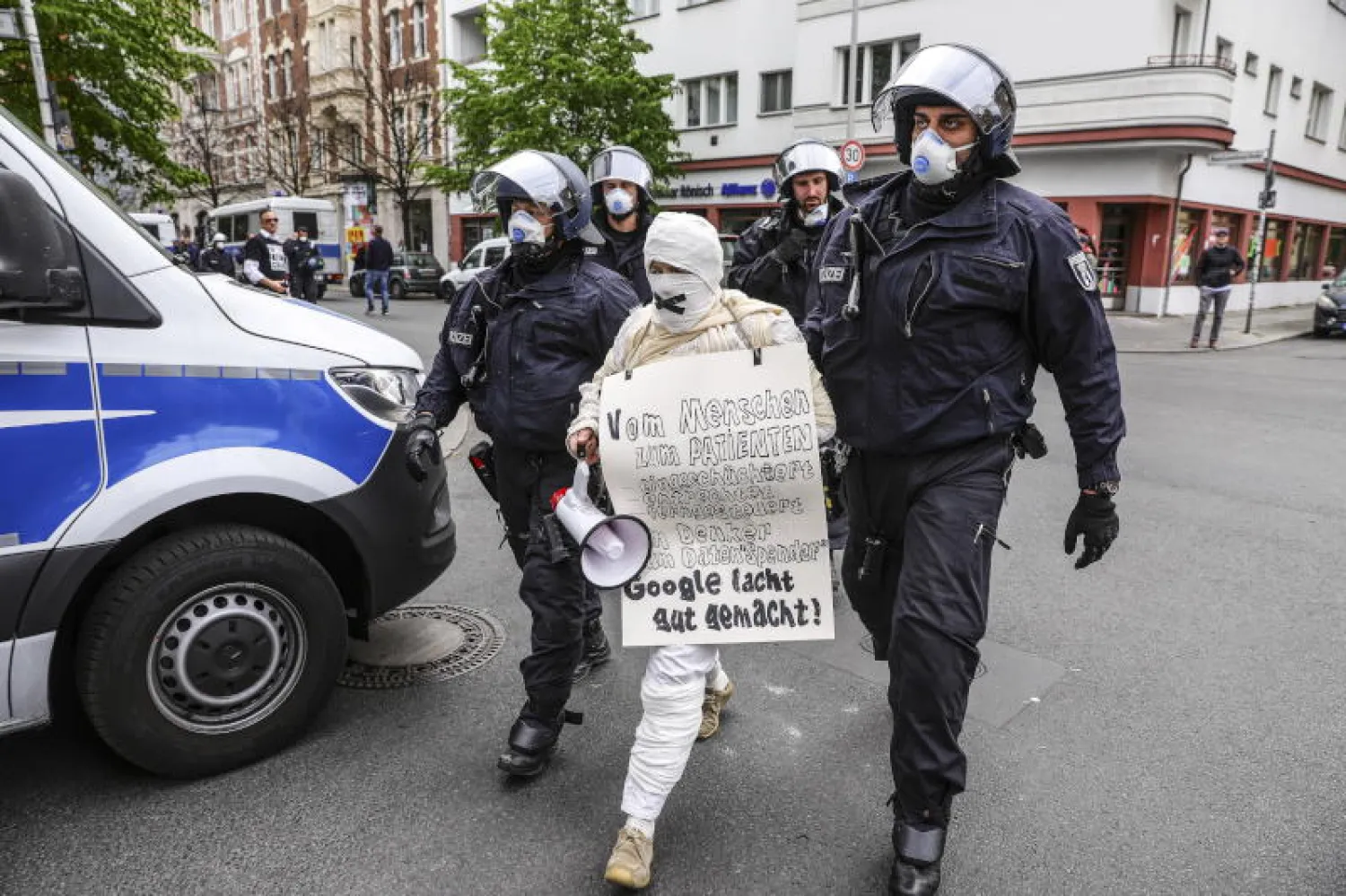 عناصر من الشرطة الألمانية تلقي القبض على أحد المشاركين في الاحتجاج (إ.ب.أ)