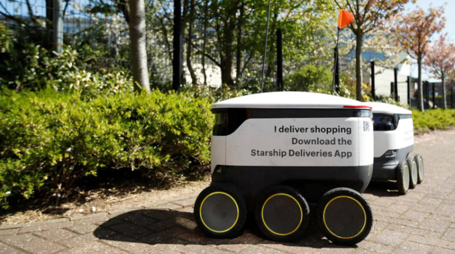 روبوت شركة {ستارشيب} خلال توصيل الطلبات في مدينة ميلتون كينز الإنجليزية (رويترز)