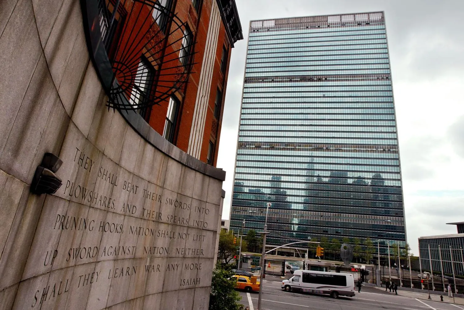 FILE PHOTO: Exterior view of the United Nations headquarters in New York August 16, 2005. REUTERS/Shannon Stapleton/File Photo