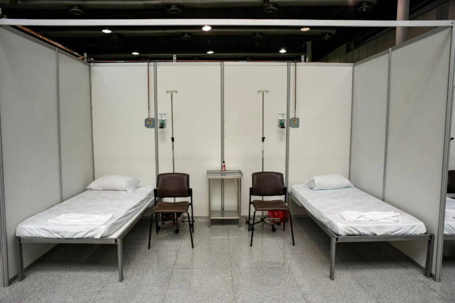 مستشفى ميداني في مركز المؤتمرات في مدينة غواياكيل (إ.ف.ب)