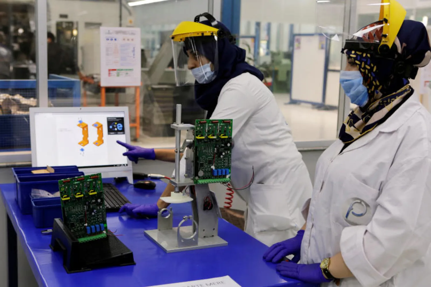 موظفات يعملن على جهاز للتنفس الصناعي في مصنع بالدار البيضاء (رويترز)