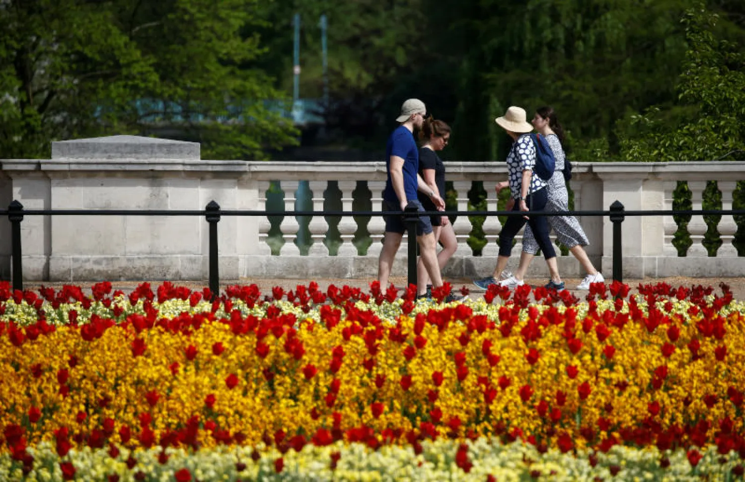 أمام قصر باكنغهام في لندن (رويترز)