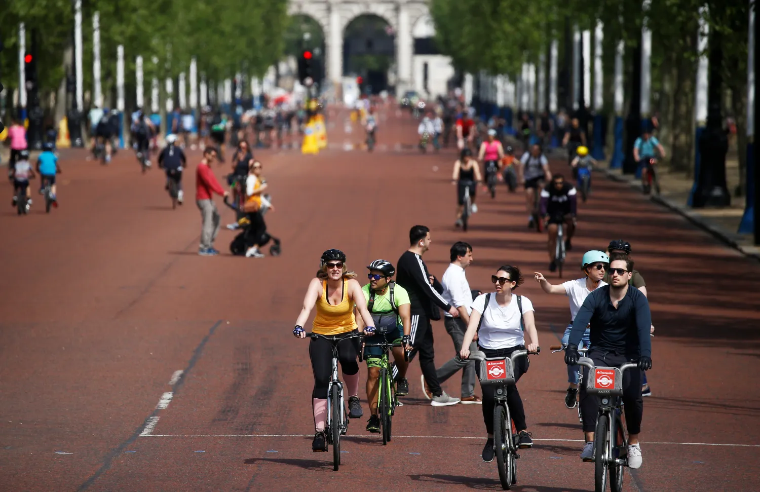 دوچرخه سواری روبروی کاخ باکینگهام در لندن (رویترز)