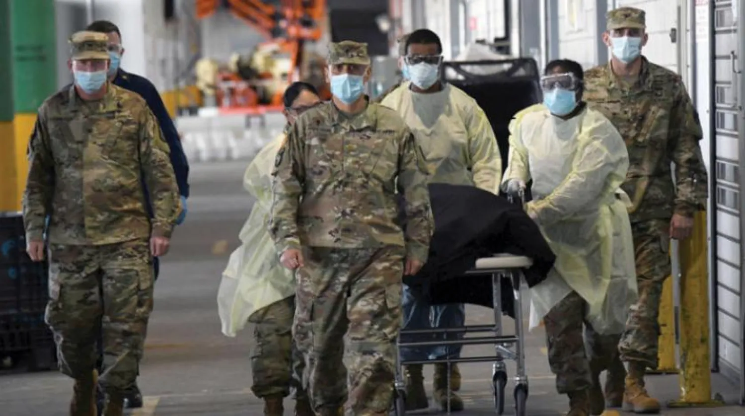 Koronavirüs nedeniyle ölen bir askeri taşıyan ABD askerleri (Reuters)