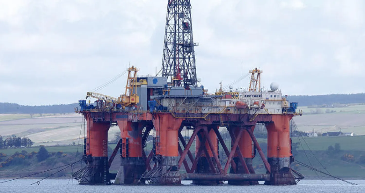 لا تزال أسواق النفط واقعة تحت ضغوط سلبية بتأثير من تداعيات فيروس كورونا والاجراءات الاحترازية (إ.ب.أ)