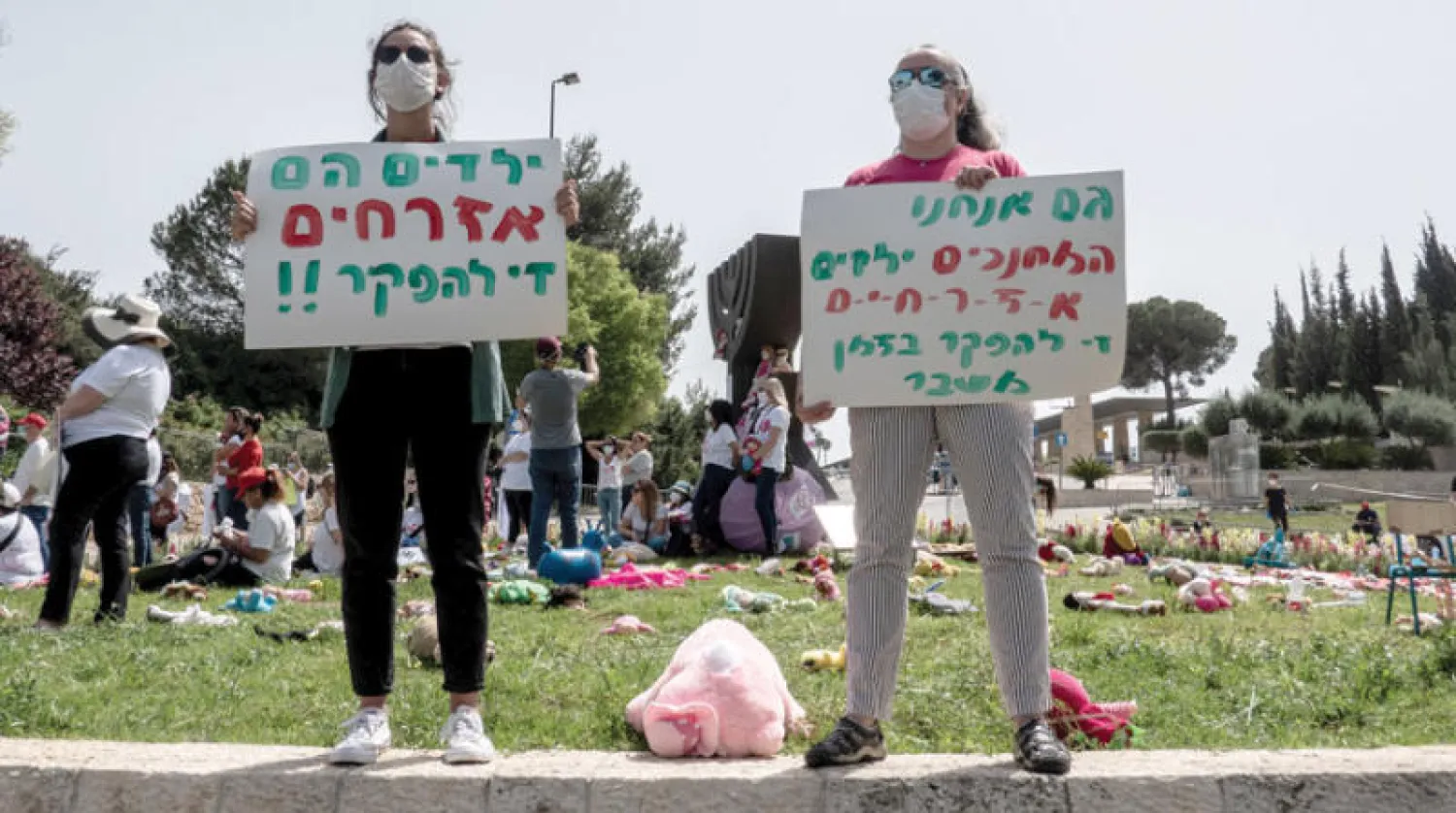 مظاهرات أمام الكنيست للمطالبة بمساعدات مالية في وقت يرواح تشكيل الحكومة مكانه (د.ب.أ)