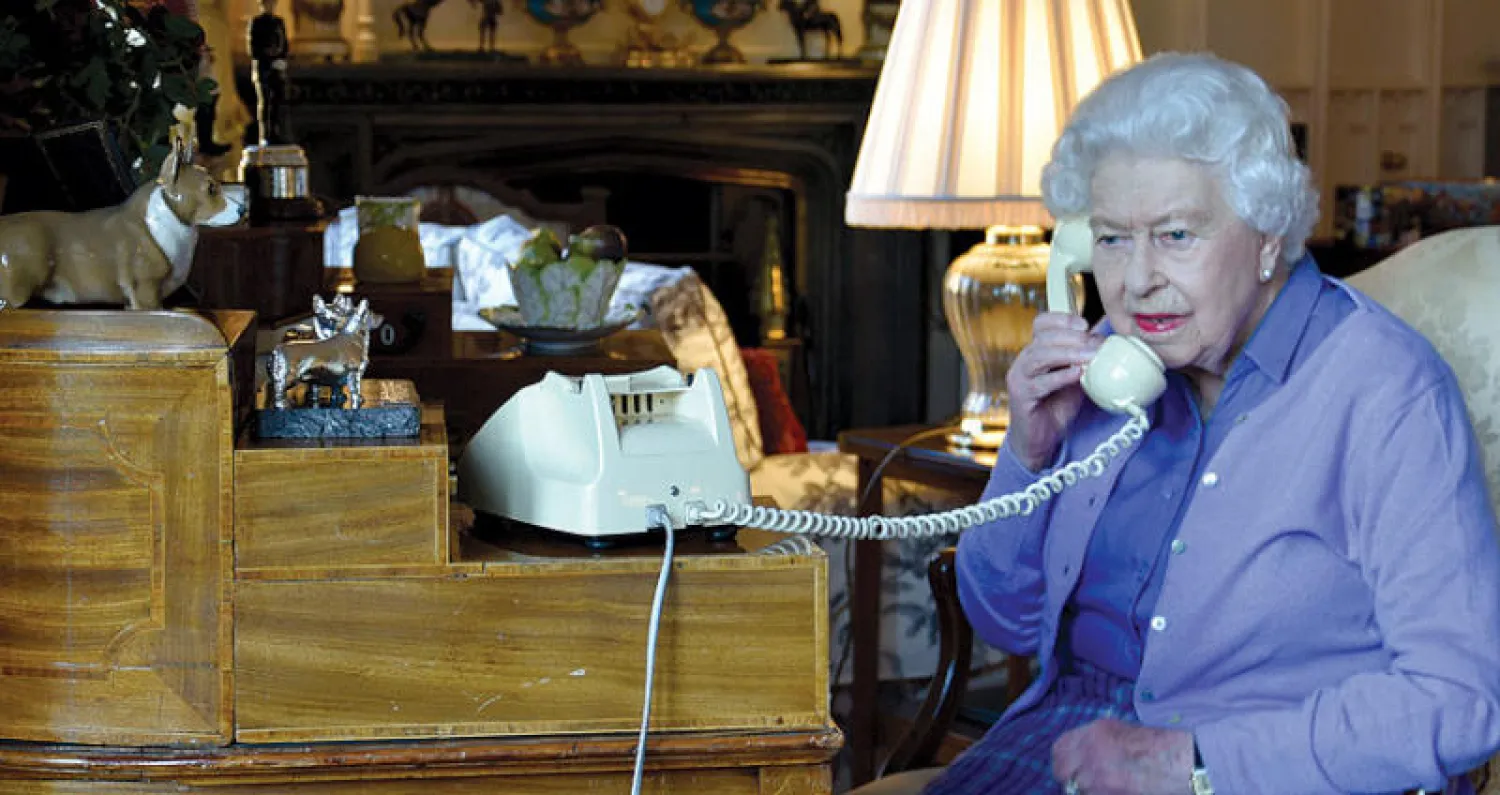 الملكة  تتحدث لرئيس الوزراء بوريس جونسون يوم الأربعاء (أ.ب)