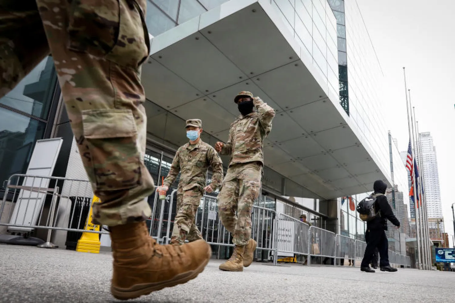 عسكريون أميركيون في مركز للمؤتمرات حُوّل إلى مستشفى في نيويورك (رويترز)