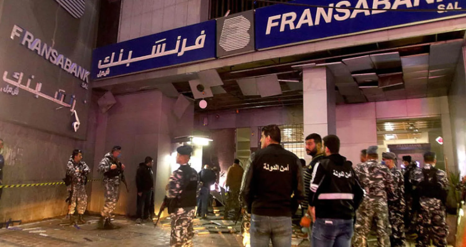 الشرطة اللبنانية أمام فرع «فرنسبنك» في صيدا بعد انفجار العبوة (أ.ف.ب)