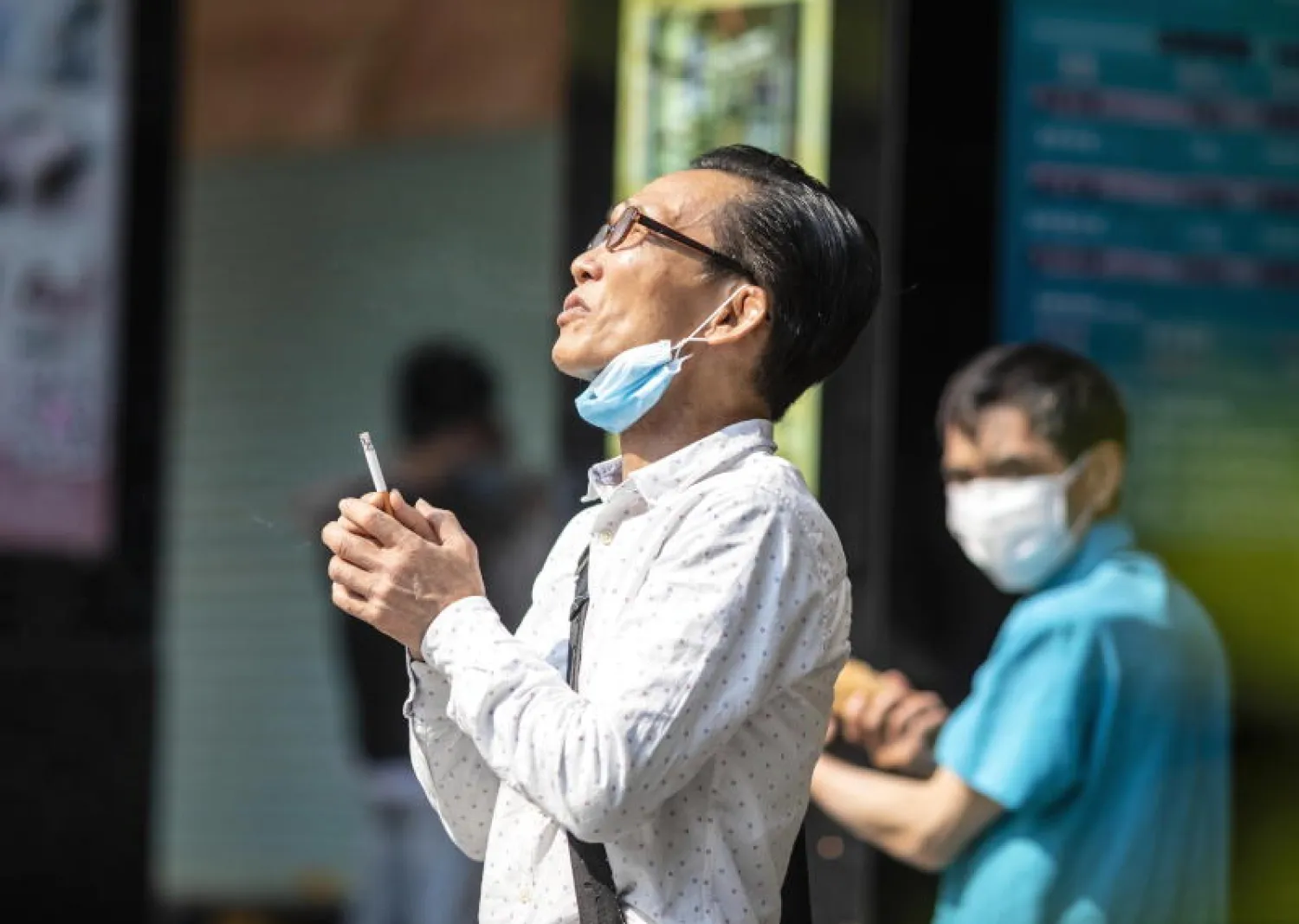 رجل يرتدي قناع الوقاية في قوانغتشو بمقاطعة قوانغدونغ الصينية (إ.ف.ب)