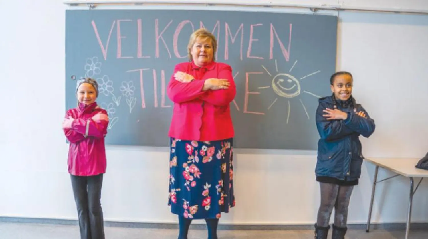 Norveç Başbakanı Erna Solberg dün Oslo’daki bir okulu ziyaret etti (EPA)