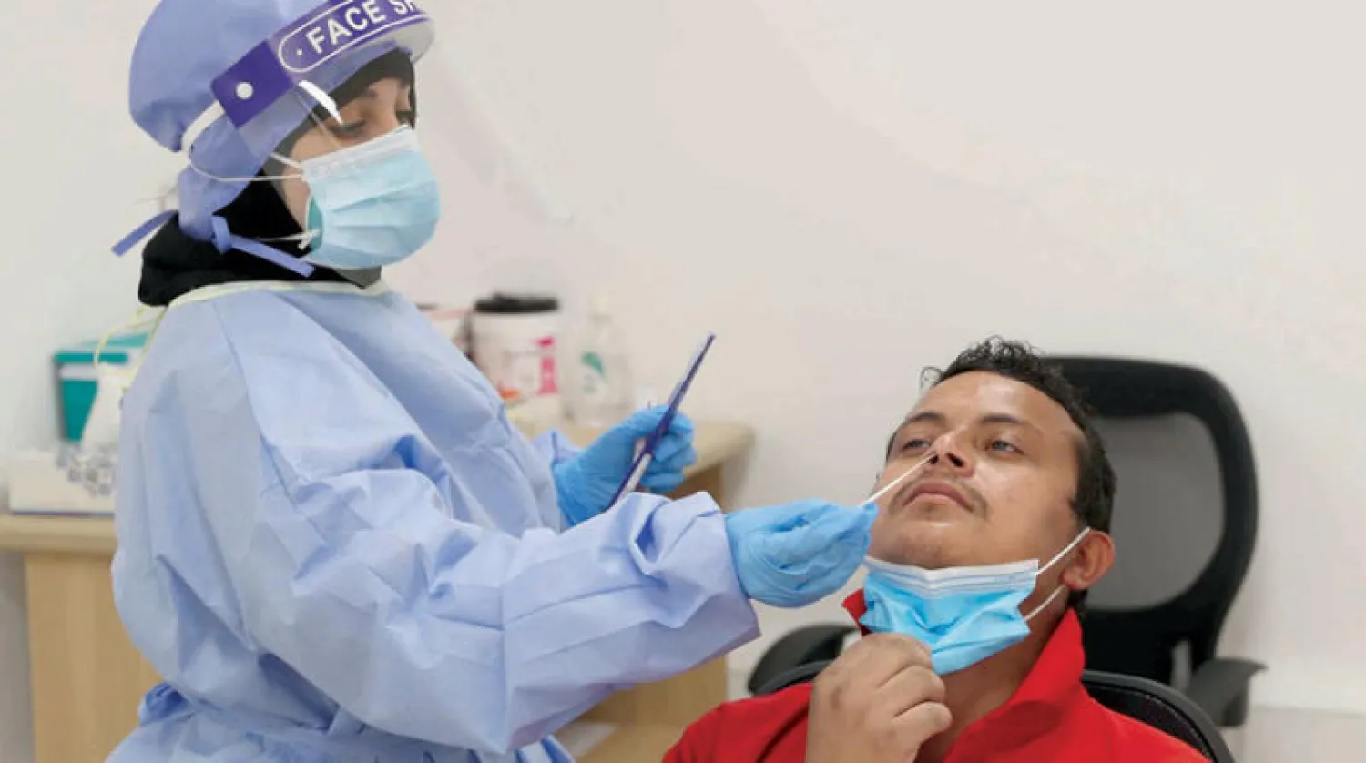 أكثر من 25 ألف فحص جديد لفئات مختلفة من المجتمع في الإمارات (وام)