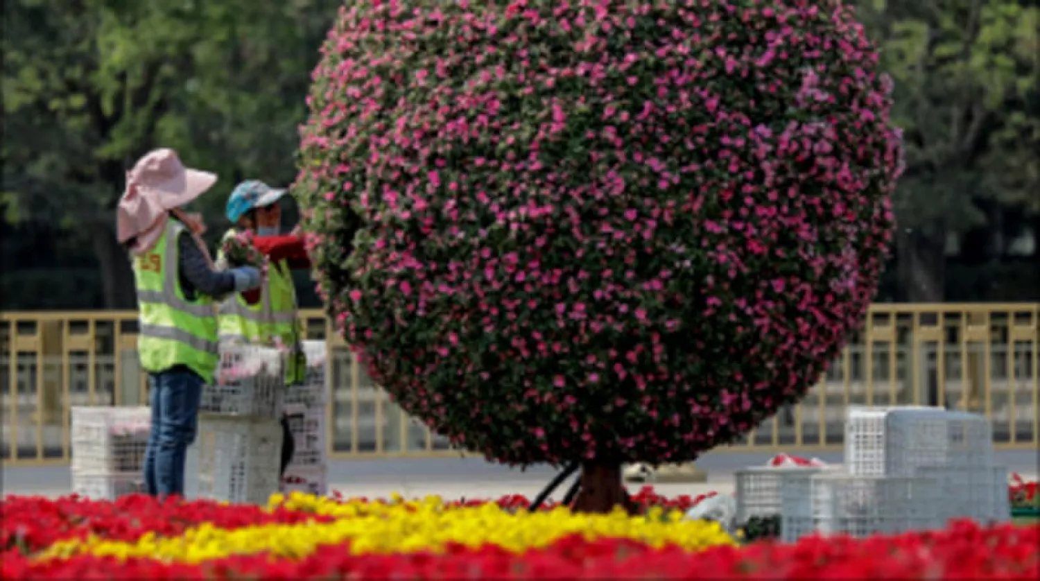 تحضيرات في بكين للاحتفال بعيد العمال (إ.ب.أ)