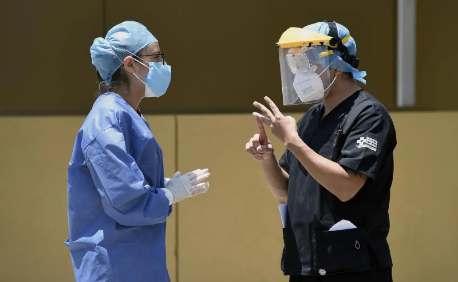 طبيبان يتناقشان في مبنى مخصص لعلاج مرضى كورونا باحد مستشفيات مكسيكو سيتي (أ.ف.ب)