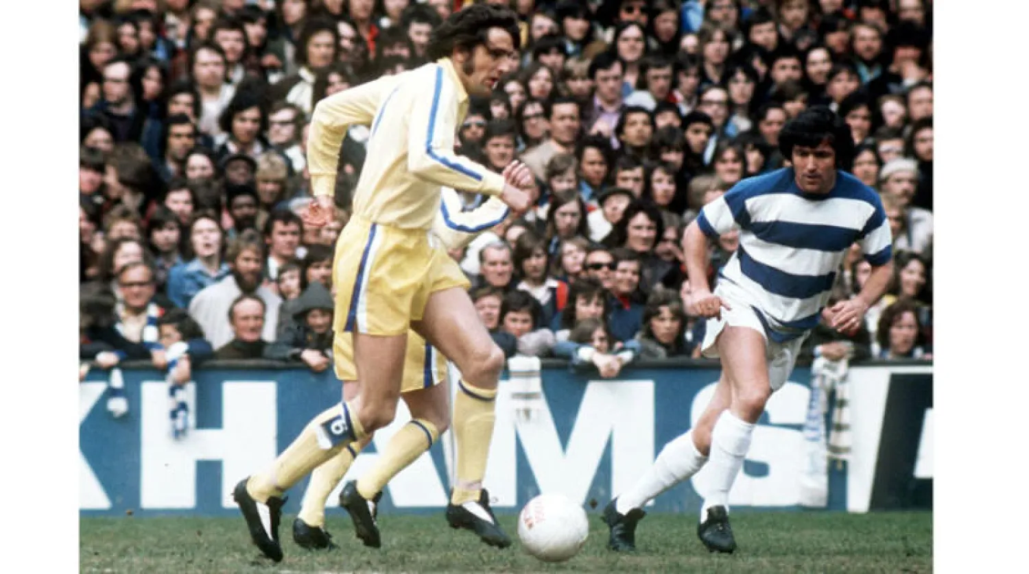 هانتر مدافع ليدز (يسار) وتيري فينابلز لاعب كوينز بارك رينجرز في مواجهة بالدوري الإنجليزي (رويترز)