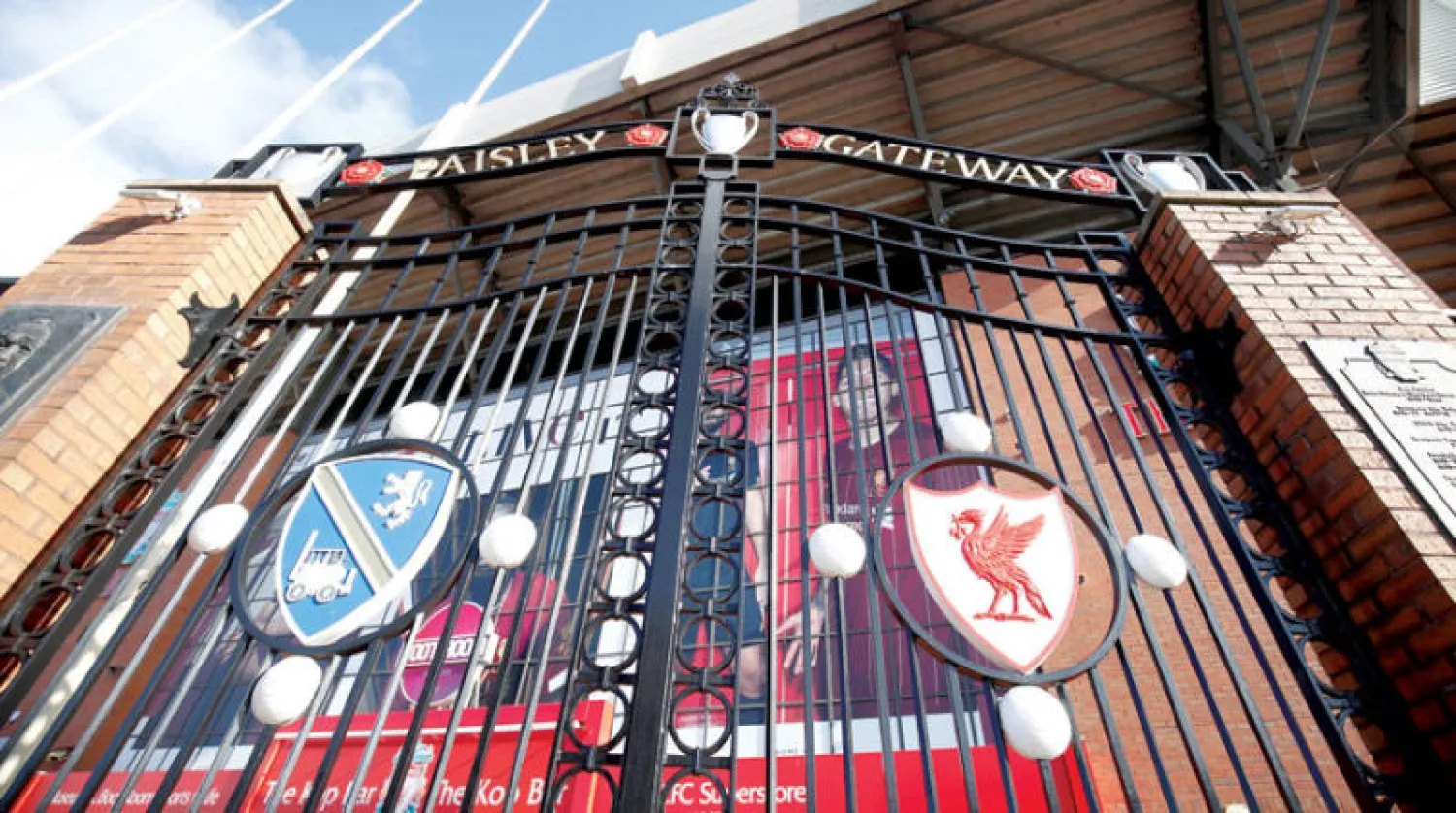 ليفربول ينتظر فتح «ملعب أنفيلد» مجدداً من أجل تحقيق حلم الفوز باللقب الغائب منذ 30 عاماً (رويترز)