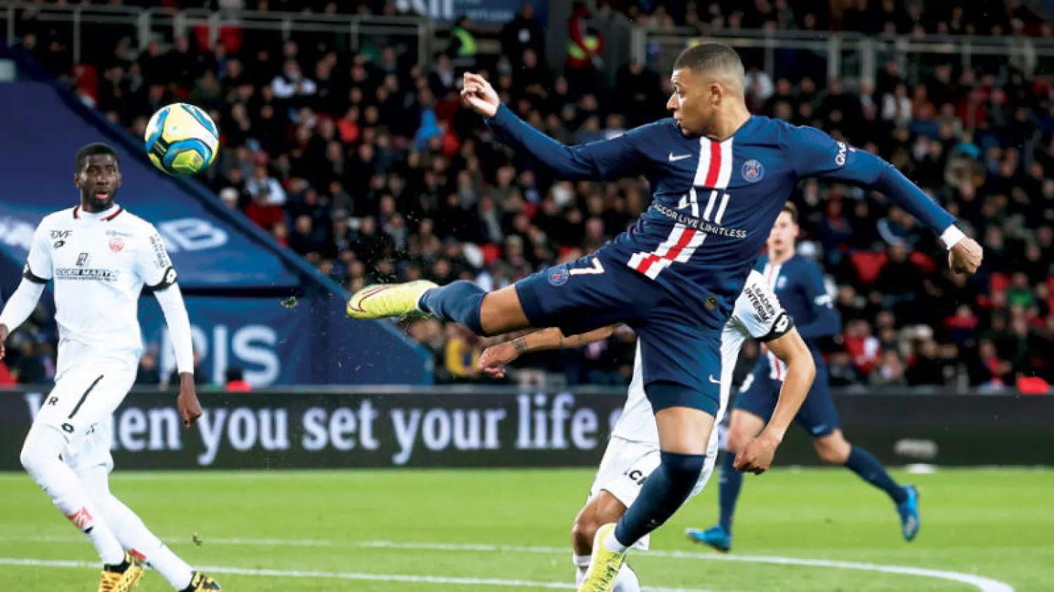 صورة أرشيفية لمبابي خلال مباراة الدوري الفرنسي (إ.ب.أ)