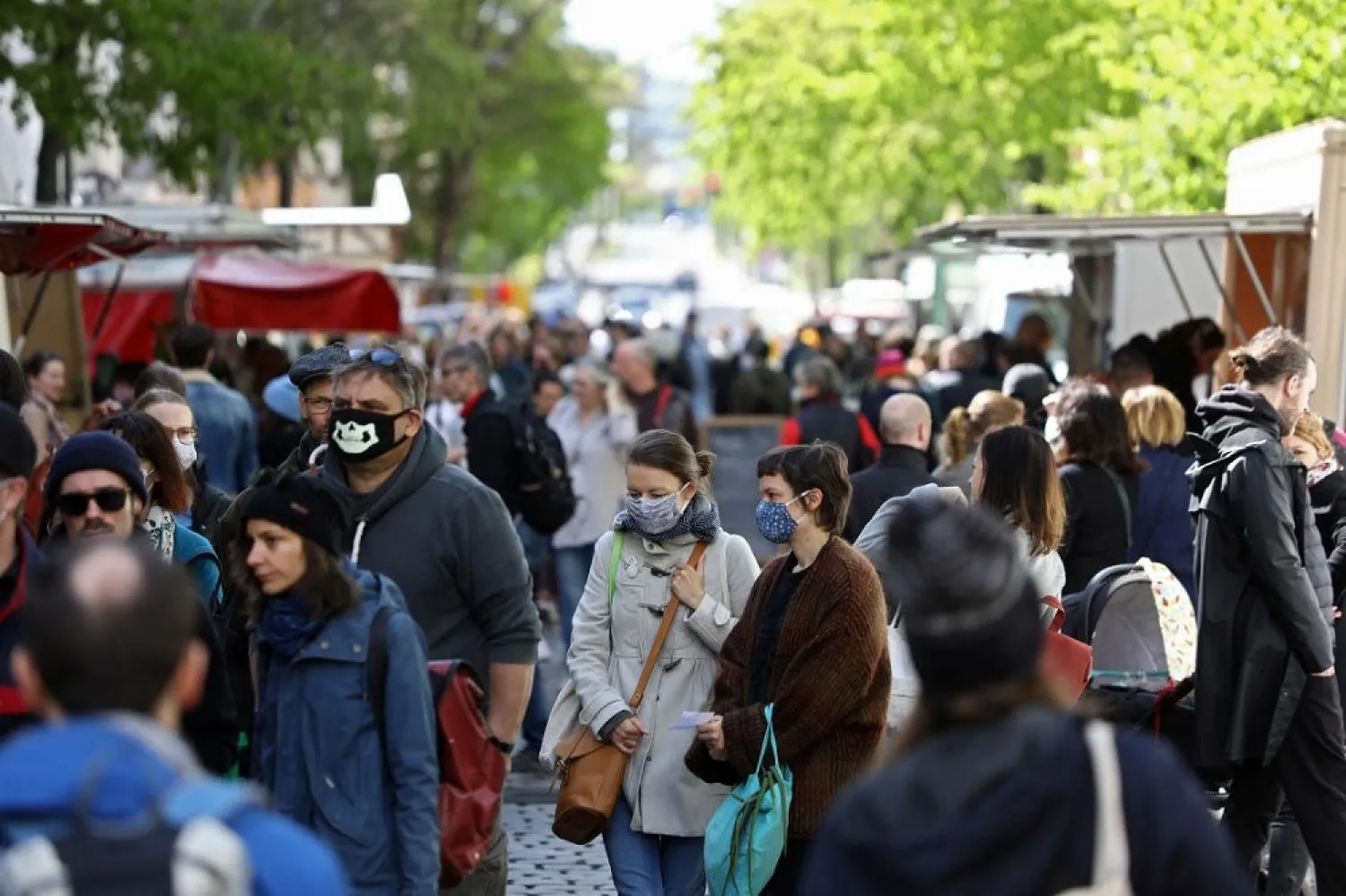 Crowds of people visit the farmers market at Boxhagener Platz in Berlin, Germany on April 25, 2020. (Reuters)