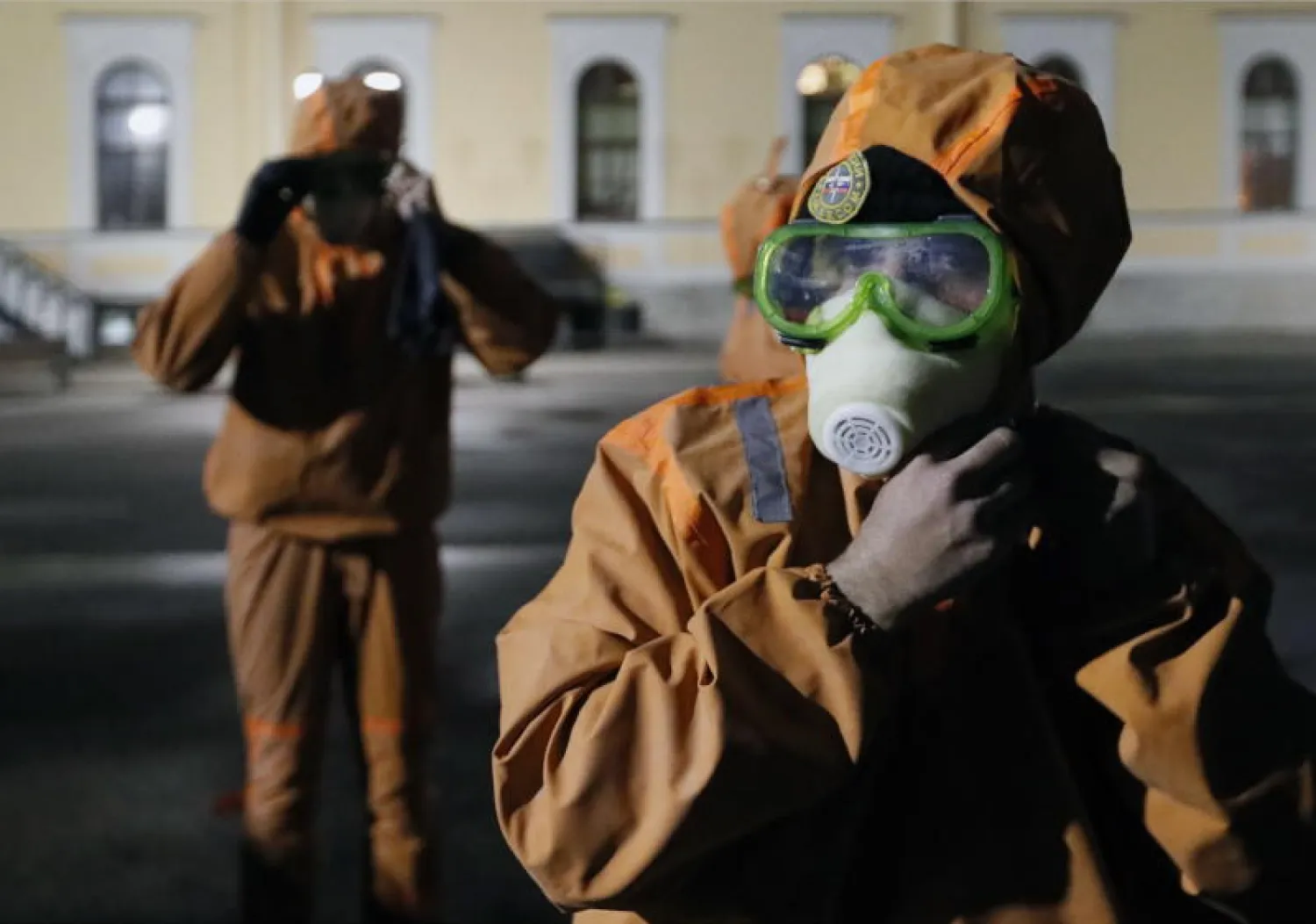 عناصر من وزارة الطوارئ الروسية يرتدون بدلات واقية قبل تطهير محطة سكة حديد موسكوفسكي في سانت بطرسبرغ (أ.ف.ب)