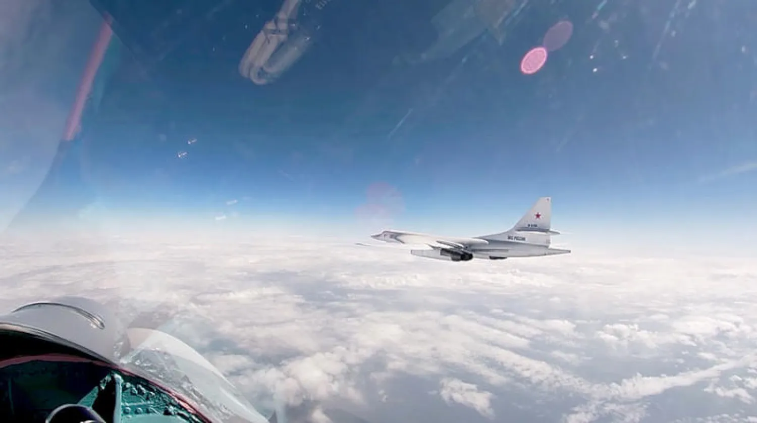 القاذفة الاستراتيجية «توبوليف - 160» المجهزة لحمل أسلحة نووية فوق المياه المحايدة (رويترز)