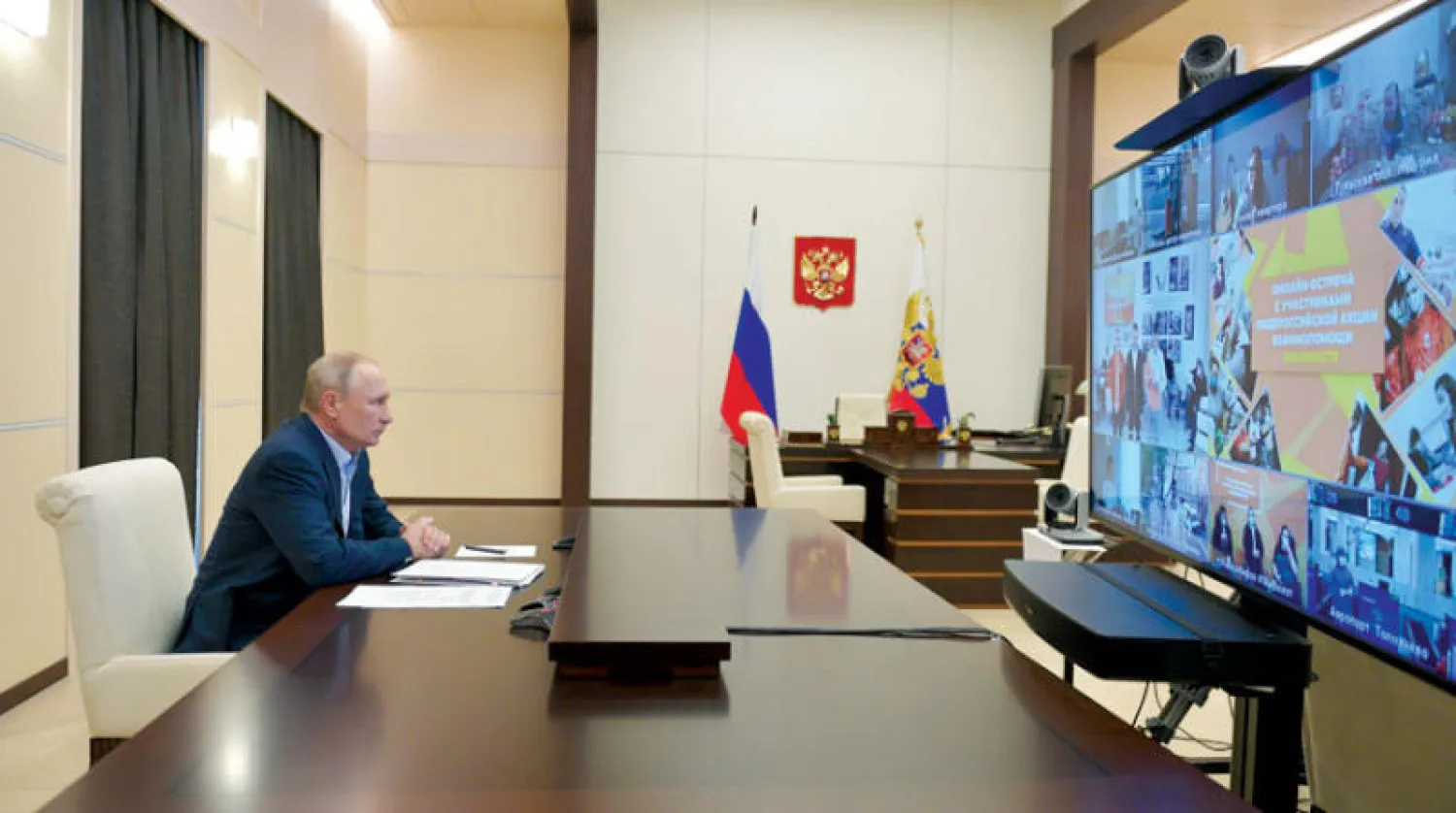 بوتين يترأس اجتماعاً افتراضياً لمناقشة مبادرة لمكافحة «كوفيد- 19» أمس (إ.ب.أ)