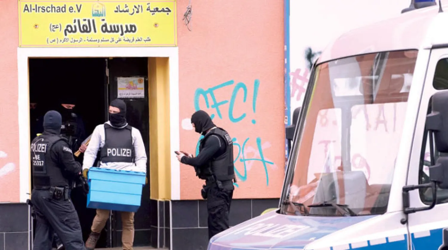 الشرطة الألمانية تنقل مواد من مقر «جمعية الإرشاد» في برلين بعد قرار حظر «حزب الله» أمس (إ.ب.أ)