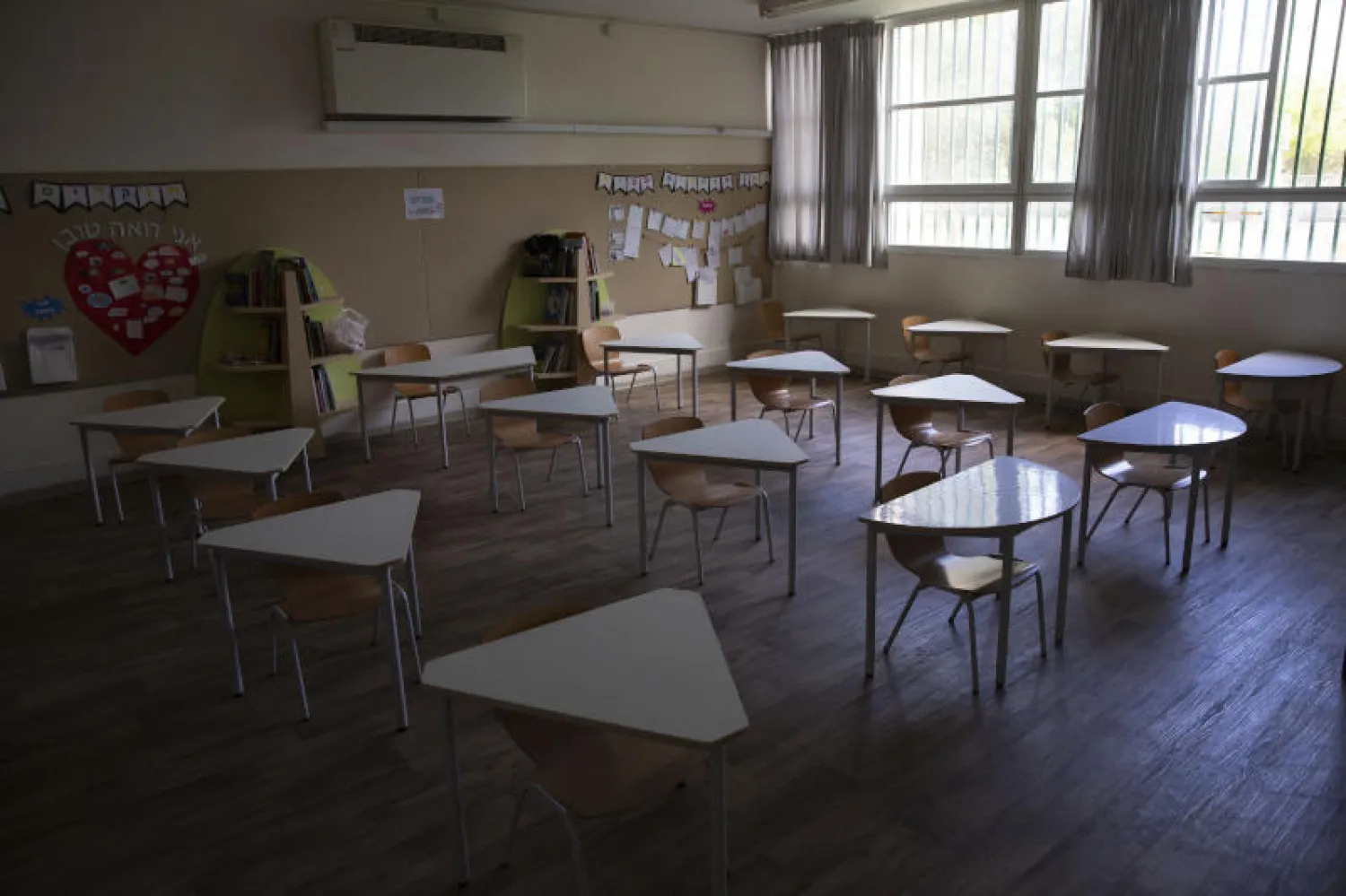 فصل دراسي فارغ في مدرسة ابتدائية بتل أبيب (أ.ب)