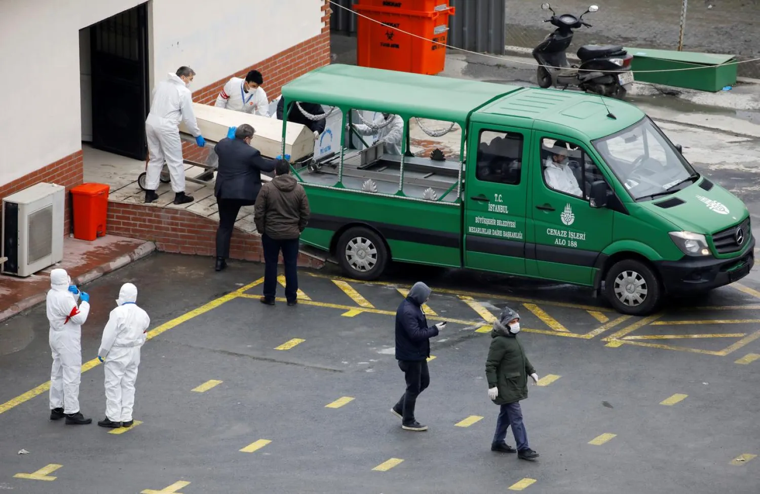 A funeral vehicle stands in front of a morgue to carry a coffin of a coronavirus disease (COVID-19) victim to a cemetery in Istanbul, Turkey March 31, 2020. REUTERS/Umit Bektas
