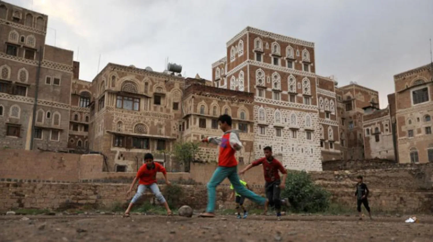 Sana’daki eski belde yakınlarındaki bir bölgede futbol oynayan çocuklar. (AFP)