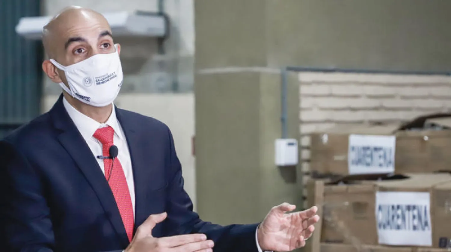 وزير صحة باراغواي لدى عقده مؤتمراً صحافياً أمس (إ.ب.أ)