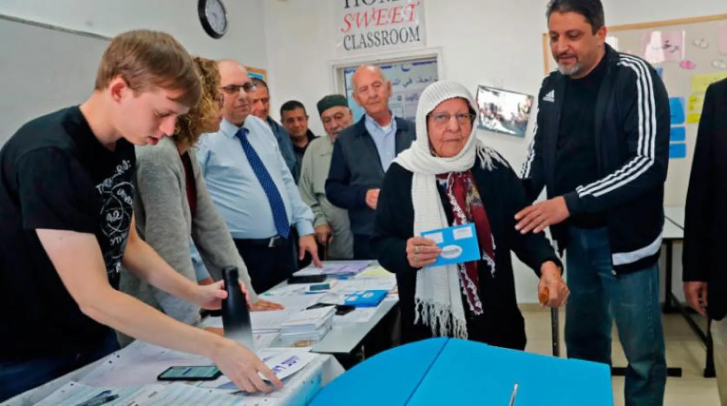 Hayfa’da Arap bir kadın İsrail’deki son seçimlerde oyunu kullanırken (AFP)