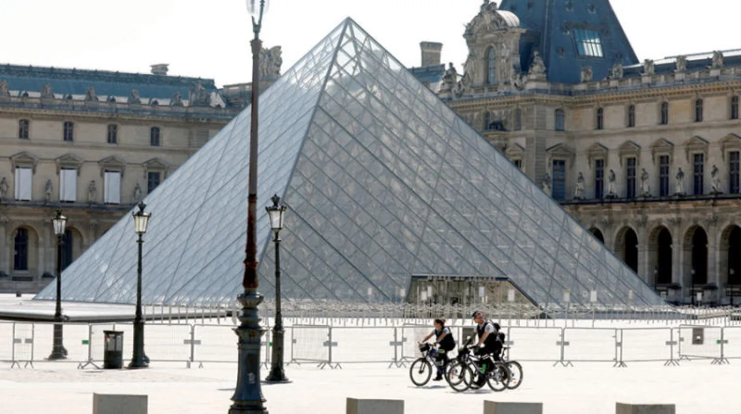متحف اللوفر في باريس سيظل مغلقاً حتى يونيو (رويترز)