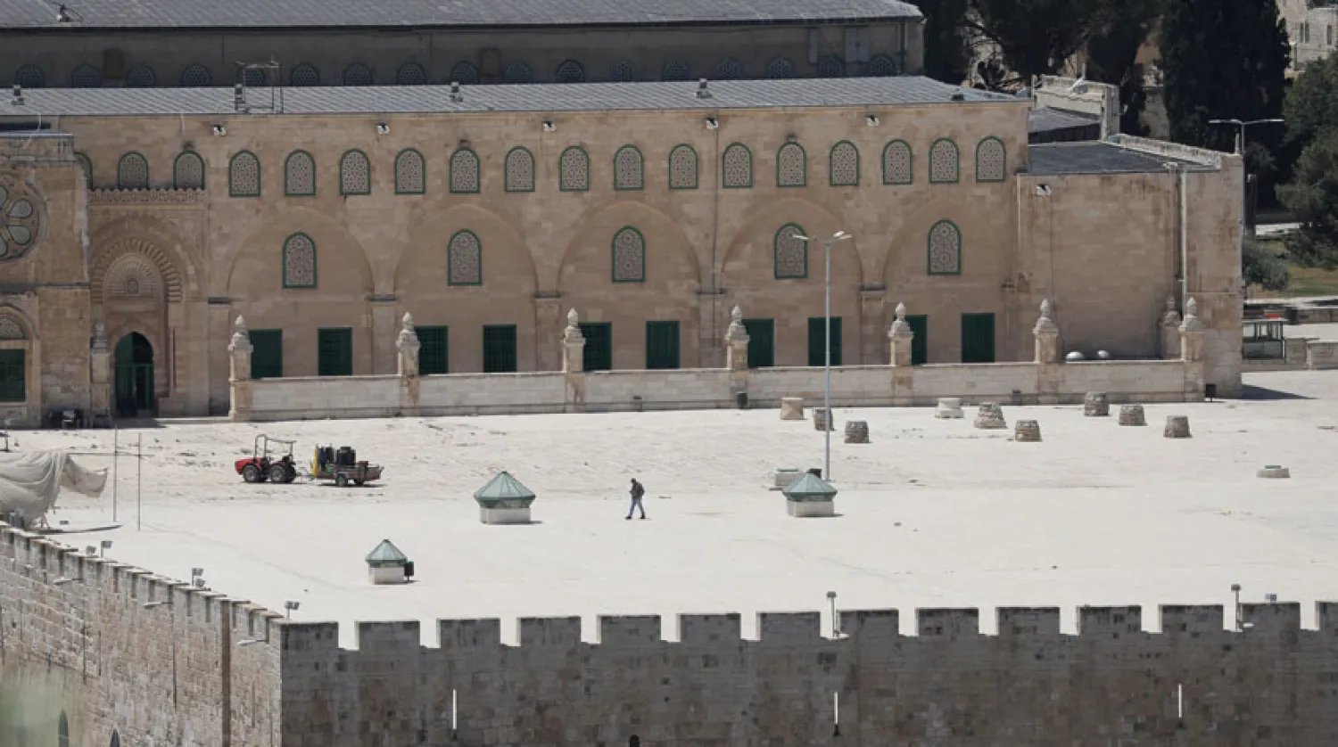 باحات المسجد الأقصى خالية من المصلين أمس في الجمعة الثانية من شهر رمضان في ظل إجراءات الوقاية من انتشار وباء «كورونا» (إ.ب.أ)
