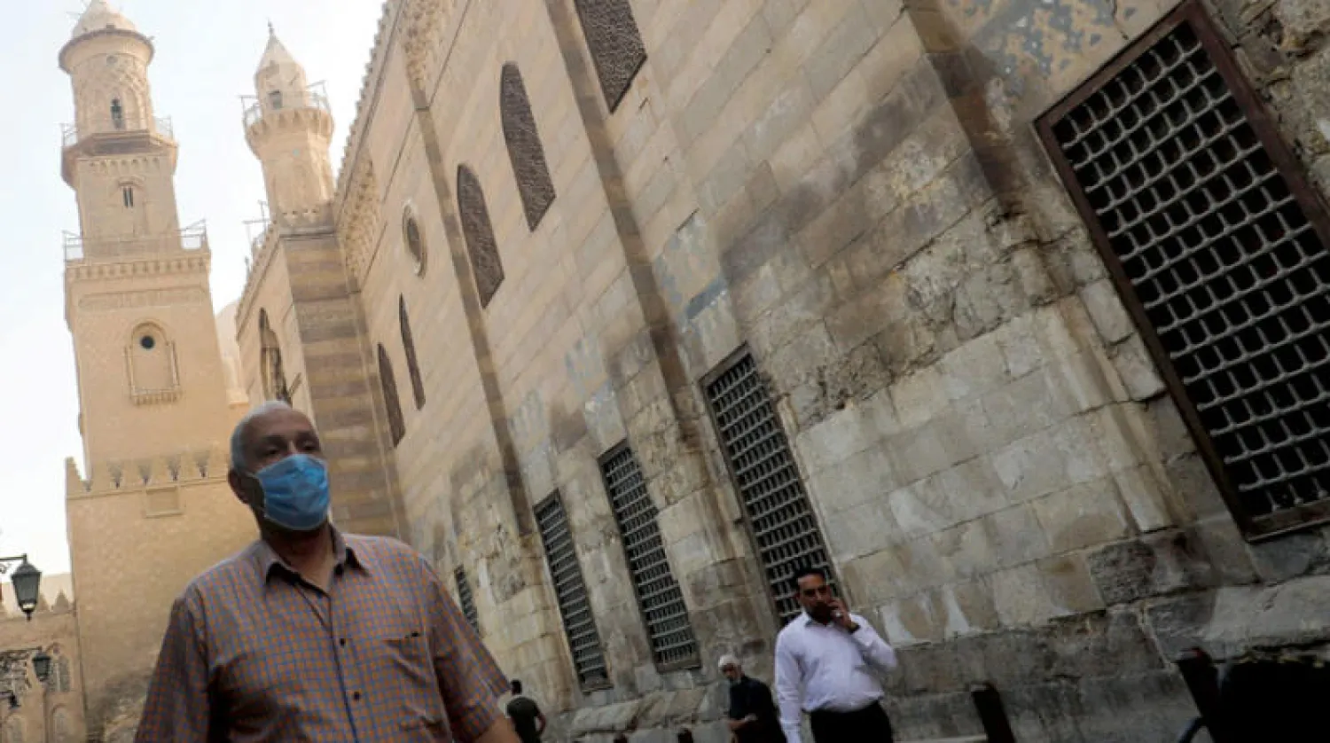 أحد شوارع القاهرة قبل موعد الإفطار (رويترز)