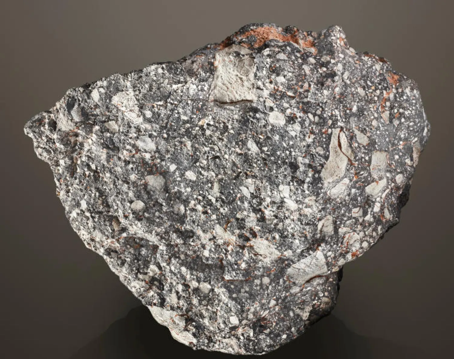 صخرة من القمر تعرضها دار مزادات كريستيز في لندن (رويترز)