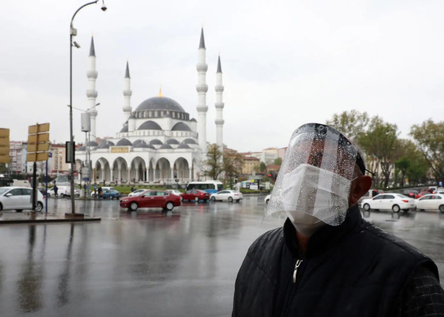 رجل يرتدي قناعاً واقياً في أحد شوارع أنقرة وسط تفشي كورونا (أ.ف.ب)