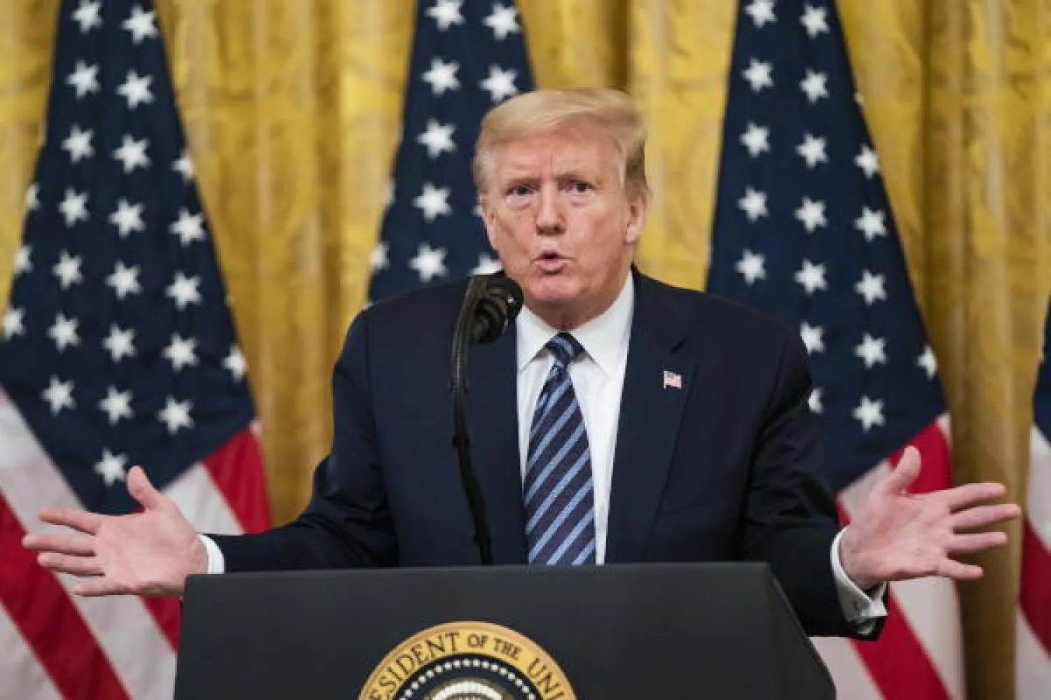 لرئيس الأميركي دونالد ترمب خلال مؤتمره الصحافي اليومي في البيت الأبيض حول تطورات وباء كورونا (إ.ب.أ)