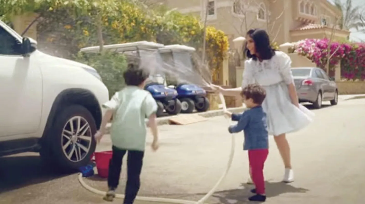 منى زكي مع ابنيها في إعلان تلفزيوني