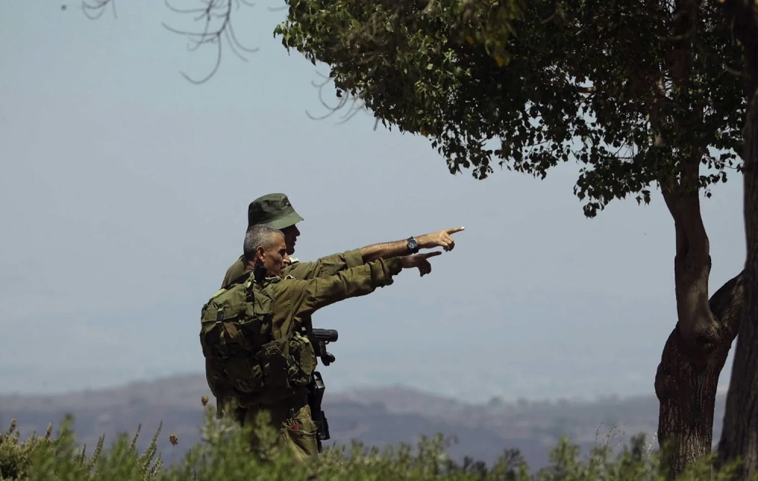 Israeli soldiers observe the Syrian side of the Quneitra border crossing between the Israeli-occupied Golan Heights and Syria, August 29, 2014. (Reuters)