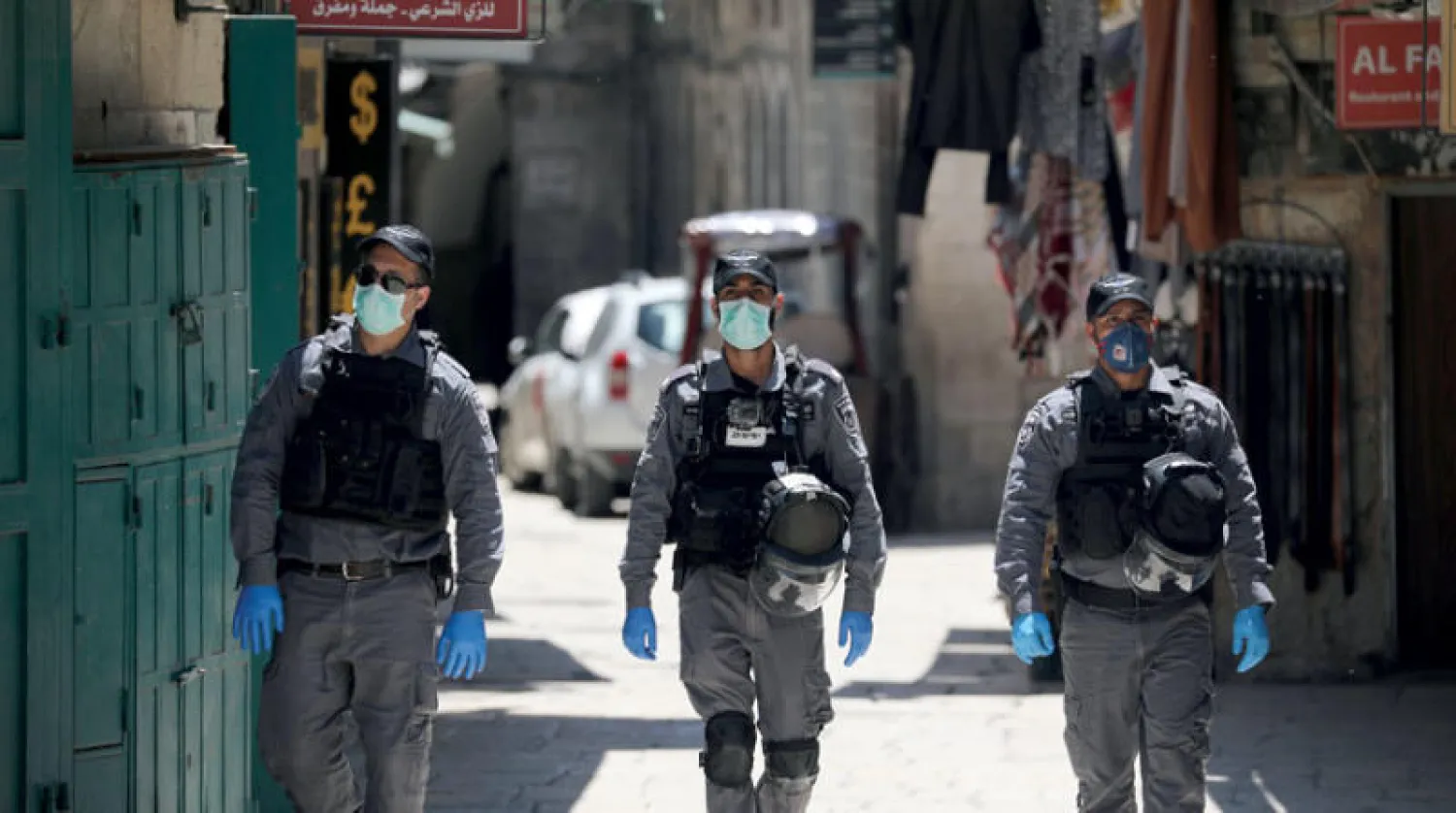 أفراد من الشرطة الإسرائيلية في البلدة القديمة بالقدس (إ.ب.أ)