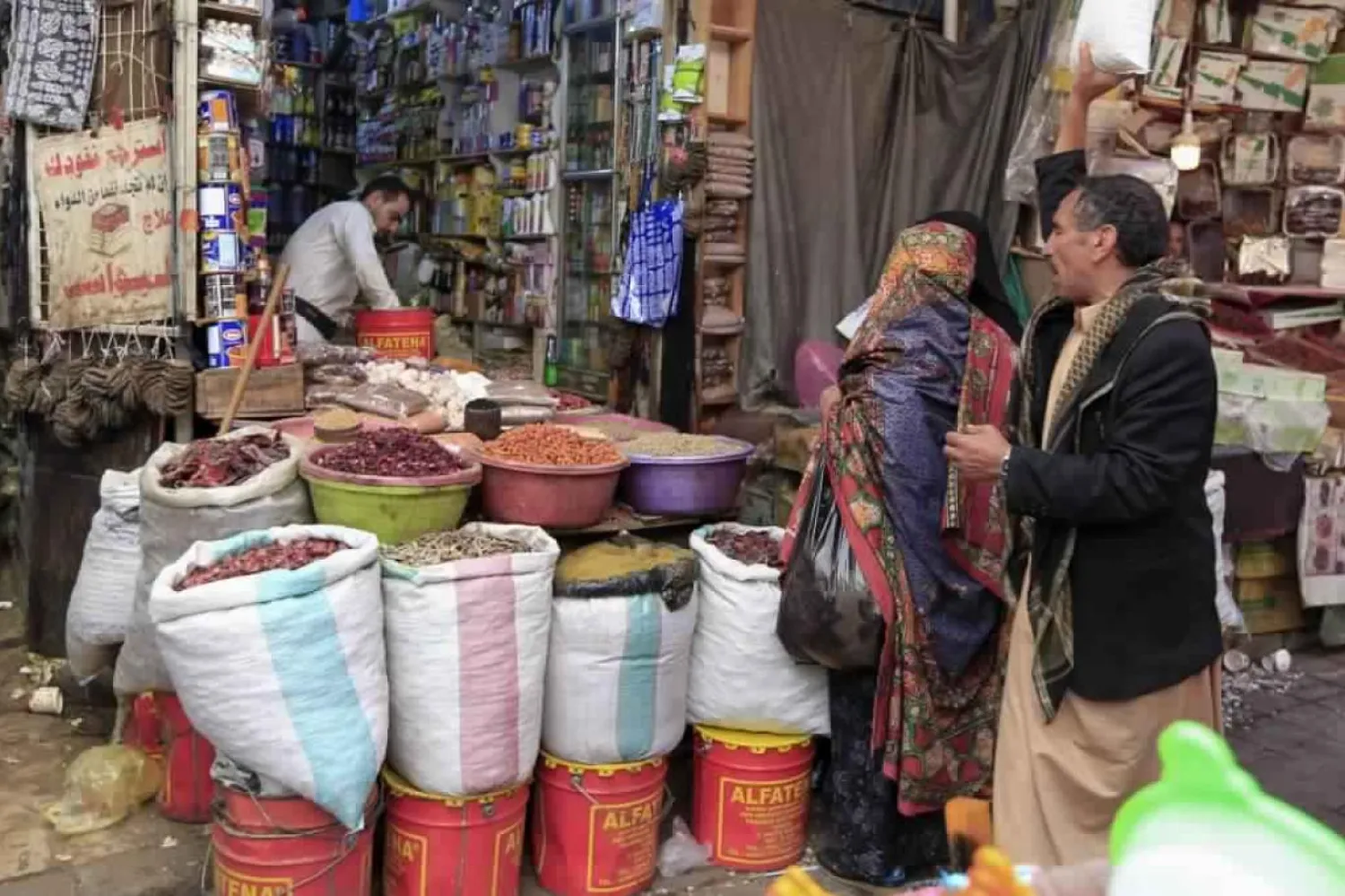 Yemenli ailelerin çoğu, Ramazan ayında gıda ihtiyacını karşılayamıyor (AFP)