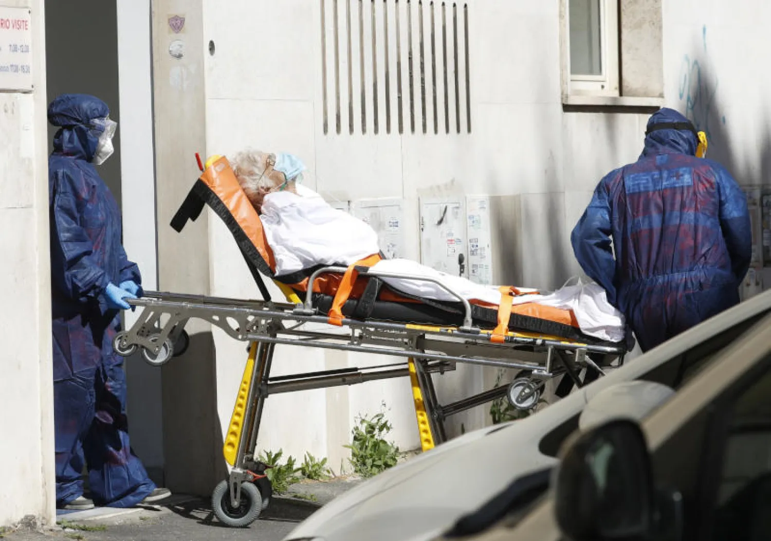 نقل مريض بـ«كورونا» إلى مستشفى في روما (رويترز)