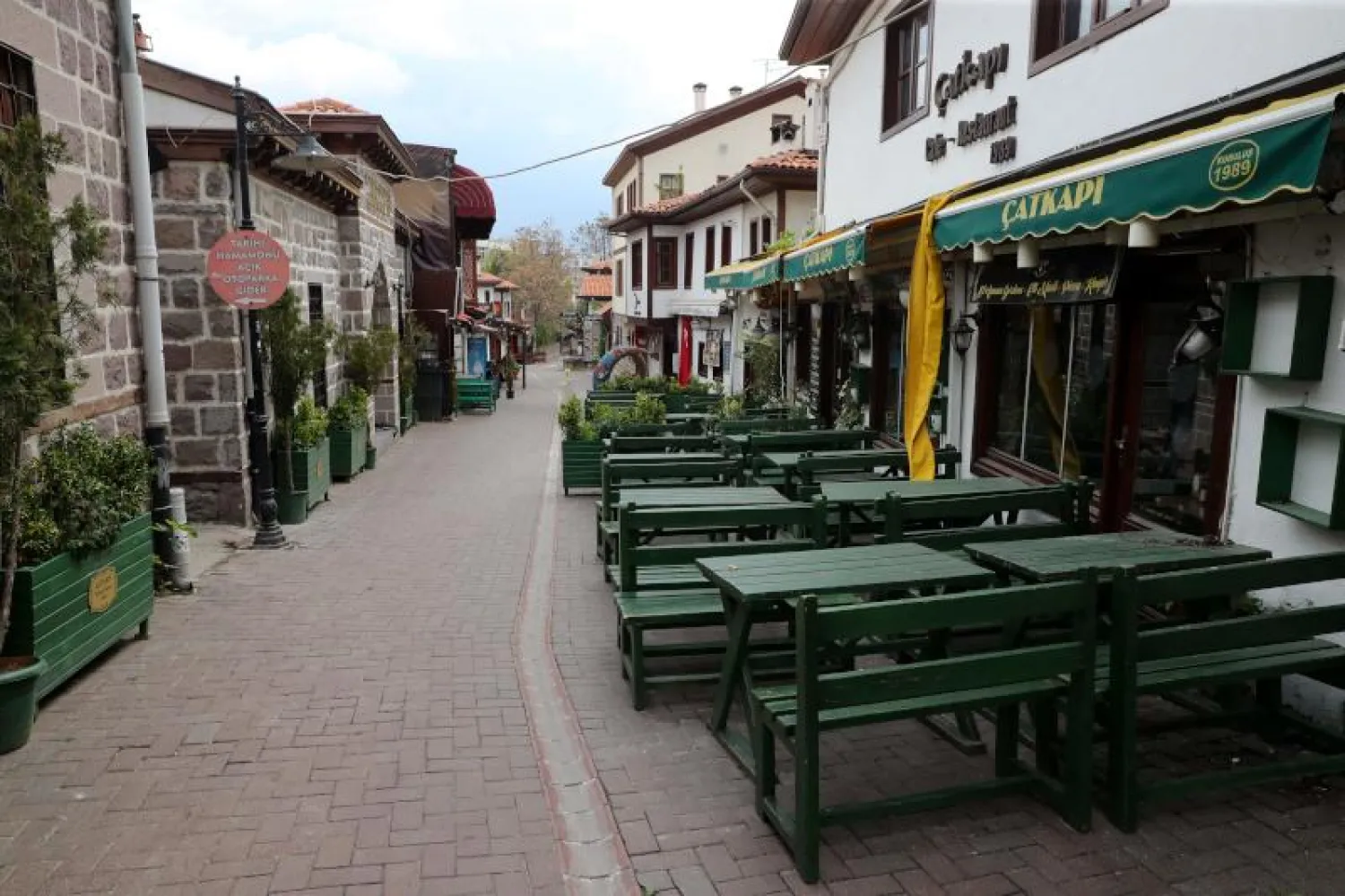 الأماكن السياحية وقد خلت من روادها (أ.ف.ب)