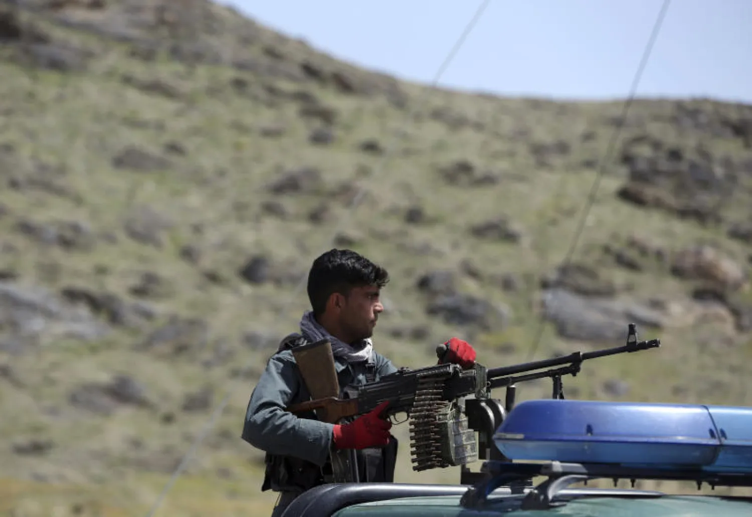 شرطي أفغاني يحرس موقع هجوم على مشارف كابل (أ.ب)