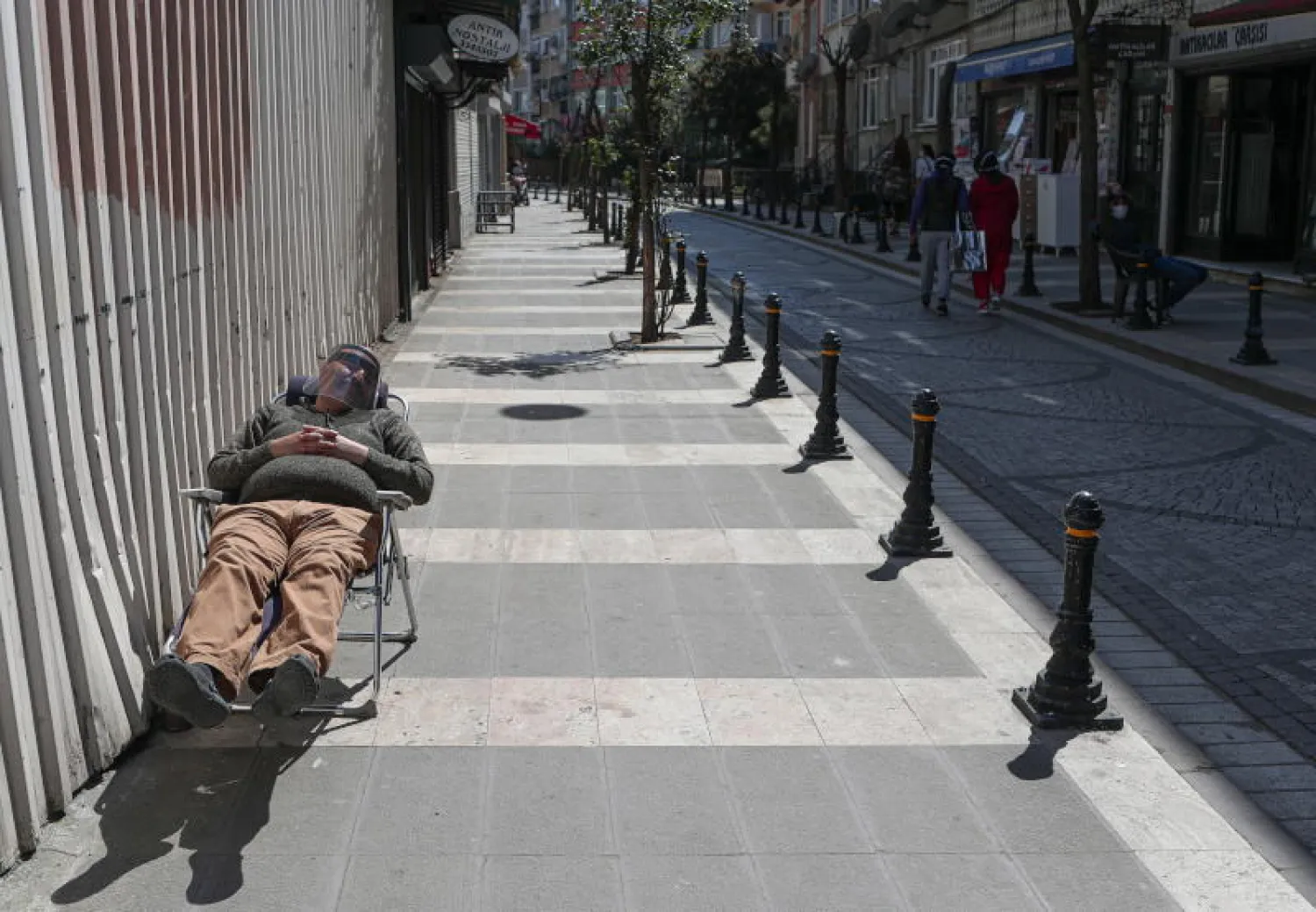 أحد شوارع إسطنبول عقب تطبيق الحظر (إ.ب.أ)