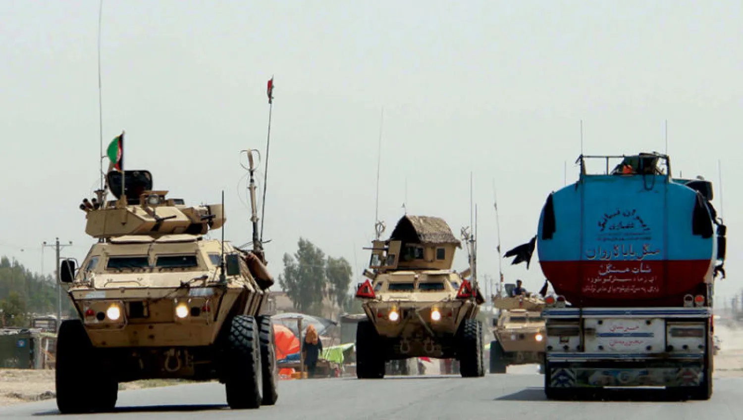 مدرعات عسكرية على الطريق السريع خارج مدينة هلمند جنوب أفغانستان الأسبوع الماضي (إ.ب.أ)